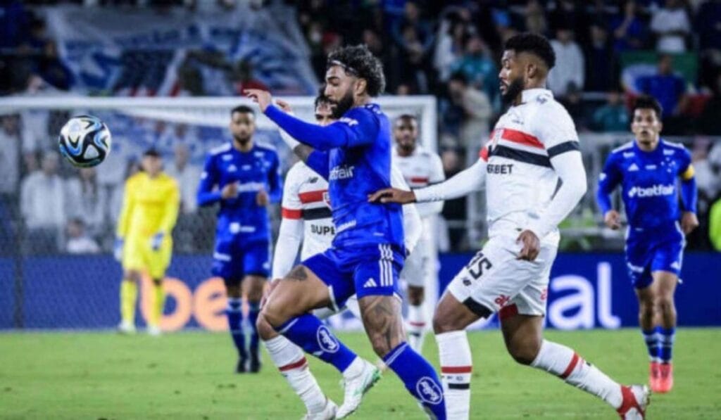 Cruzeiro Empata com São Paulo em Jogo de Estreias e Emoções