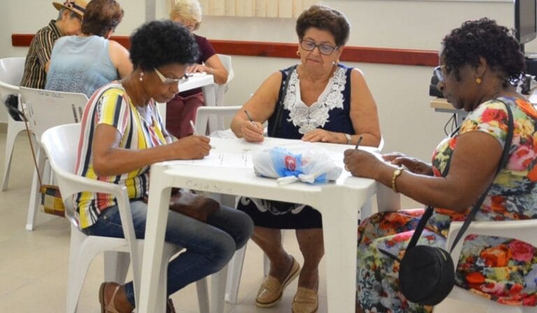 Educação na Terceira Idade: Uma Iniciativa Inspiradora