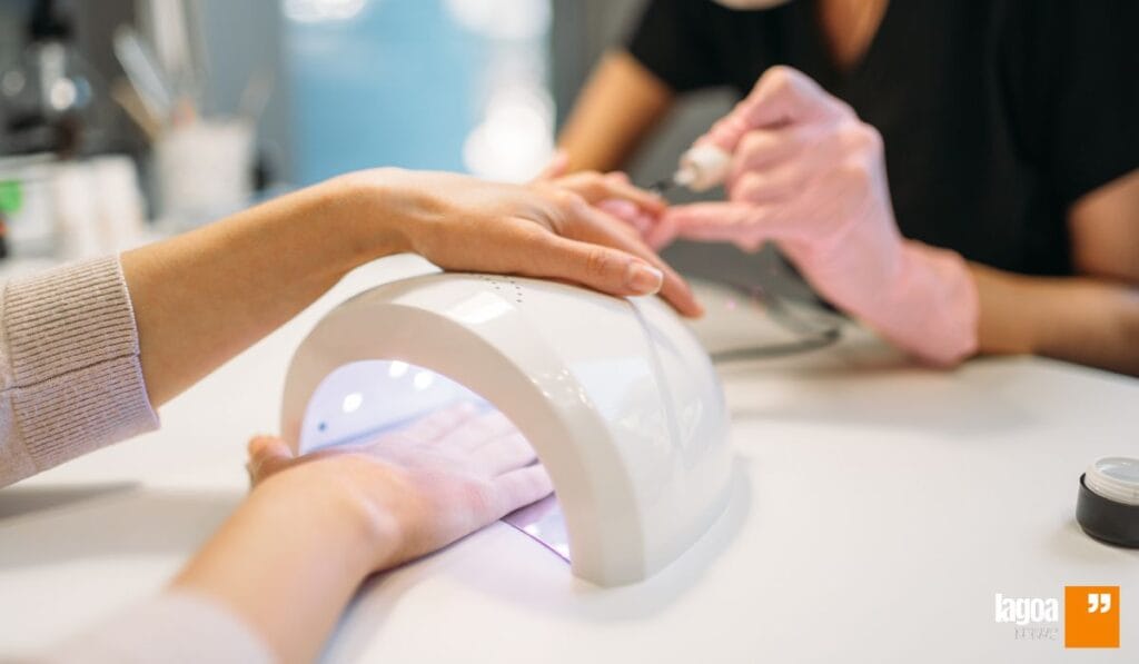 10 Dicas para Usar Unhas em Gel com Segurança e Estilo 6 1. Escolha um Profissional Qualificado