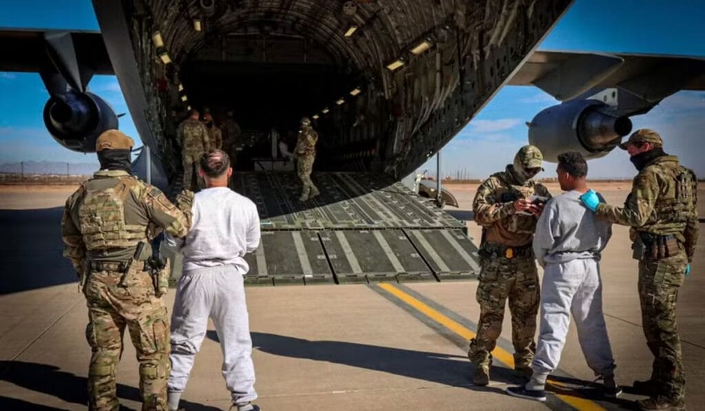 Primeiro avião com imigrantes deportados dos EUA chega à Guantánamo 