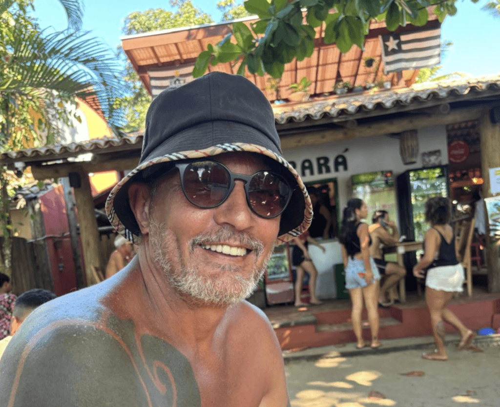 Sorria, você está sendo enganado. Por Lucas Machado
