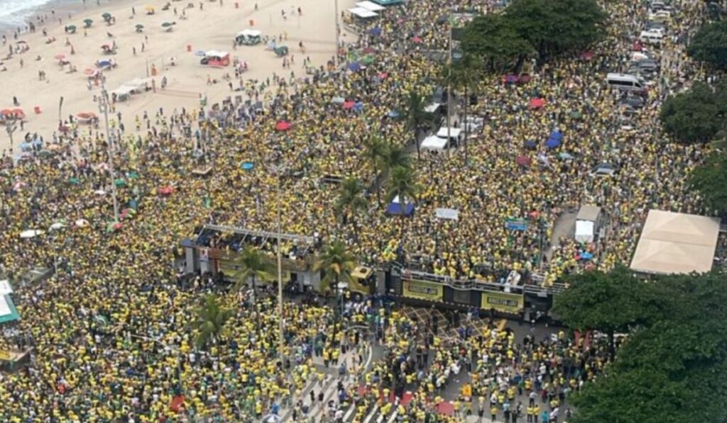 Manifestação em Copacabana Pede Anistia para Presos do 8 de Janeiro