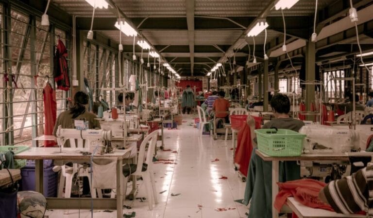 França Avança com Lei para Banir Fast Fashion e Redefine Moda Global