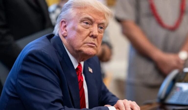Trump enfrenta queda de popularidade após 100 dias de governo nos EUA