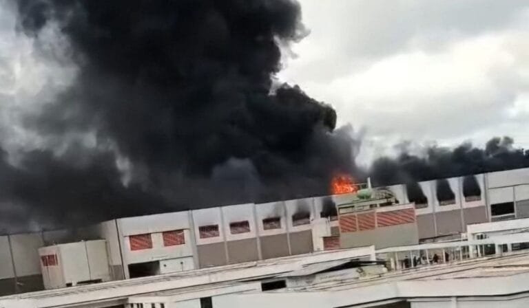 Incêndio atinge fábrica de alimentos em Uberlândia