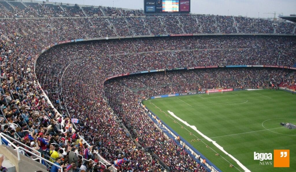 Por que os estádios de futebol estão reduzindo a capacidade de assentos? 2 estádios de futebol estão reduzindo a capacidade