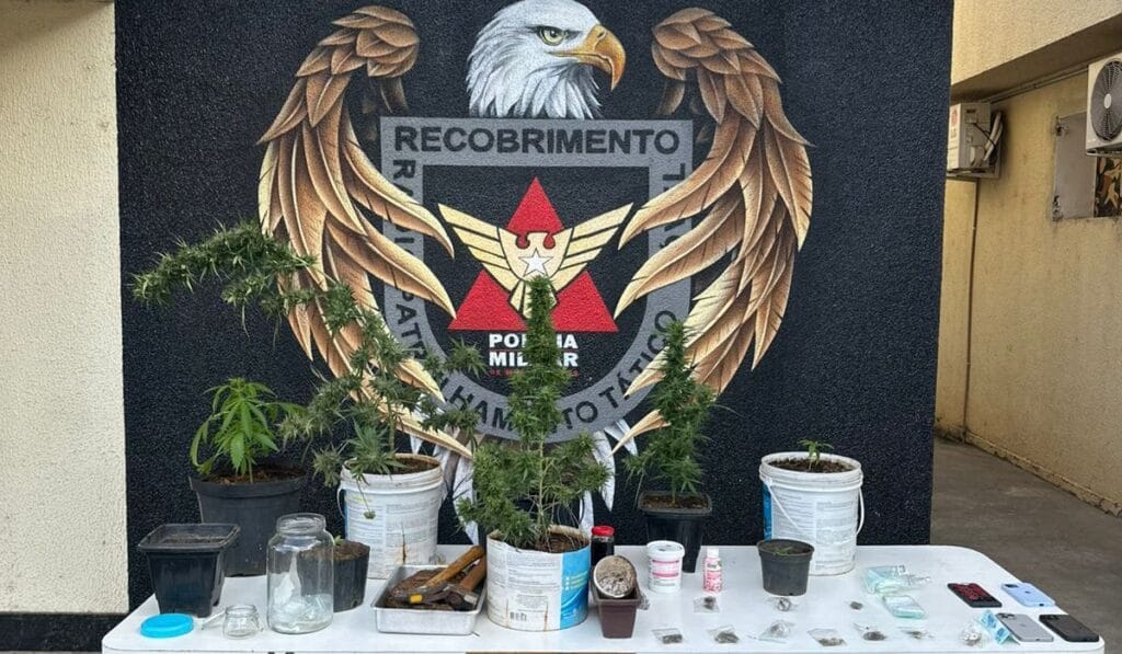 A Polícia Militar apreende drogas e detém suspeitos de tráfico em Lagoa Santa