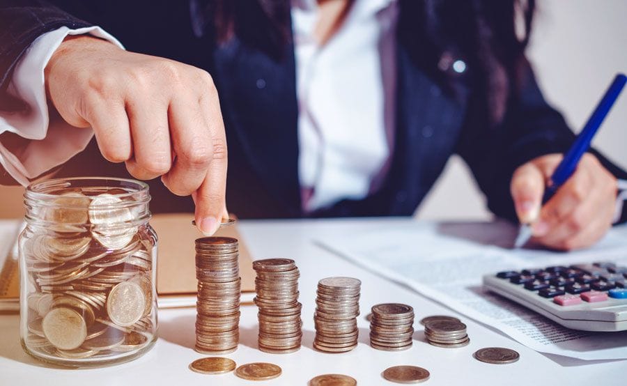 O que é o minimalismo financeiroO minimalismo financeiro é mais do que uma forma de economizar: é um estilo de vida que busca redefinir a relação com o dinheiro. A proposta central é simples: gastar menos com o que não importa e direcionar recursos para o que realmente agrega valor à vida. Diferente de práticas de restrição extrema, o minimalismo financeiro promove um consumo consciente e alinhado a objetivos pessoais, permitindo maior controle sobre as finanças e, consequentemente, mais liberdade para tomar decisões importantes.Esse movimento ganhou força nos últimos anos, especialmente entre jovens adultos que buscam uma vida mais simples e significativa. Em vez de acumular bens, eles priorizam experiências, investimentos estratégicos e tempo livre para atividades que proporcionam realização. O conceito também atrai famílias que desejam reorganizar prioridades, eliminando gastos supérfluos para alcançar estabilidade e segurança financeira.Por que o minimalismo financeiro é tendência em 2025O crescimento do minimalismo financeiro está diretamente relacionado ao contexto econômico atual. Inflação elevada, custo de vida crescente e instabilidade no mercado de trabalho fizeram com que muitas pessoas repensassem seus hábitos de consumo. Além disso, a pandemia reforçou a importância de ter reservas financeiras e um estilo de vida mais sustentável.Paralelamente, há um movimento cultural que valoriza a simplicidade. Inspirado pelo minimalismo tradicional, aplicado à moda, à decoração e ao cotidiano, o conceito financeiro surge como resposta a um consumo descontrolado que não necessariamente traz felicidade. Ao adotar esse estilo de vida, muitas pessoas percebem que viver com menos pode significar viver melhor, sem abrir mão de conforto ou qualidade.O impacto do minimalismo financeiro no dia a diaAdotar o minimalismo financeiro não significa cortar todos os gastos. Pelo contrário, trata-se de aprender a diferenciar necessidades reais de desejos passageiros. Isso envolve questionar cada compra: “Eu realmente preciso disso? Isso contribui para os meus objetivos?”. Essa reflexão ajuda a reduzir compras por impulso e a direcionar o dinheiro para áreas mais importantes, como educação, saúde ou investimentos.Outro impacto significativo é a redução do estresse. Ter controle sobre as finanças traz segurança e tranquilidade, permitindo que a pessoa enfrente imprevistos com mais resiliência. O hábito de viver dentro das próprias possibilidades também contribui para a construção de uma reserva de emergência, essencial para lidar com situações inesperadas sem comprometer o orçamento.Estratégias para adotar o minimalismo financeiroIniciar essa jornada pode parecer desafiador, mas algumas estratégias simples ajudam a dar os primeiros passos. O primeiro é organizar as finanças. Mapear todos os gastos mensais e identificar para onde o dinheiro está indo é fundamental. Essa análise revela padrões e mostra quais despesas podem ser reduzidas ou eliminadas.O segundo passo é estabelecer prioridades. Quais são seus objetivos financeiros? Pagar dívidas, viajar, investir em um curso ou conquistar a independência financeira? Definir metas claras facilita a tomada de decisões e mantém o foco no que realmente importa.Outra estratégia essencial é criar um orçamento realista. Ao definir limites de gastos para cada categoria, como alimentação, lazer e transporte, é possível evitar excessos e manter as contas sob controle. Diversos aplicativos gratuitos ajudam a monitorar despesas, tornando o processo mais simples e eficiente.Minimalismo financeiro e investimentosUm dos grandes benefícios do minimalismo financeiro é liberar recursos para investimentos. Em vez de gastar com itens de consumo imediato, a ideia é aplicar o dinheiro de forma inteligente, construindo patrimônio e garantindo segurança no futuro. Isso pode incluir desde a formação de uma reserva de emergência até aportes em fundos de investimento, ações ou previdência privada.Para iniciantes, buscar informações de qualidade é essencial. Portais como o Yoo Mag oferecem conteúdos que ajudam a entender conceitos básicos de finanças e a escolher investimentos alinhados ao perfil de cada pessoa. Com planejamento, é possível transformar pequenos valores em grandes resultados ao longo do tempo.O papel do consumo conscienteO consumo consciente é um dos pilares do minimalismo financeiro. Isso significa repensar hábitos de compra, priorizando produtos duráveis, de qualidade e que atendam a necessidades reais. Essa prática não só reduz gastos, mas também contribui para um impacto ambiental positivo, já que diminui o desperdício e o descarte de itens desnecessários.Além disso, adotar um consumo mais consciente ajuda a evitar armadilhas do marketing, que muitas vezes induzem ao gasto por status ou impulso. Ao entender que felicidade não está em acumular coisas, mas em viver de acordo com os próprios valores, o indivíduo encontra mais satisfação em escolhas simples e coerentes.Minimalismo financeiro e qualidade de vidaContrariando a ideia de que reduzir gastos é sinônimo de privação, o minimalismo financeiro aumenta a qualidade de vida. Ao cortar excessos, sobra dinheiro para experiências realmente significativas, como viagens, hobbies e momentos com a família. Essa abordagem também proporciona mais tempo livre, já que diminui a pressão para trabalhar apenas com o objetivo de sustentar um padrão de consumo elevado.Outro ganho importante é a liberdade de fazer escolhas. Com menos compromissos financeiros, é possível mudar de carreira, empreender ou até reduzir a carga de trabalho para se dedicar a projetos pessoais. Essa flexibilidade traz um senso de autonomia que contribui para o bem-estar emocional e mental.Ferramentas para facilitar a jornadaHoje, existem diversas ferramentas que auxiliam quem deseja implementar o minimalismo financeiro. Aplicativos de controle financeiro, planilhas digitais e cursos online ajudam a organizar gastos e a traçar estratégias de crescimento patrimonial. Plataformas de educação financeira, como as oferecidas pelo Banco Central, disponibilizam conteúdos gratuitos que orientam sobre investimentos, crédito e planejamento de longo prazo.Além disso, livros e podcasts sobre finanças pessoais oferecem inspiração e dicas práticas para manter a motivação. O contato com comunidades que compartilham o mesmo estilo de vida também fortalece o compromisso com as mudanças.O futuro do minimalismo financeiroA tendência é que o minimalismo financeiro ganhe ainda mais força nos próximos anos. Com a crescente valorização do bem-estar e da sustentabilidade, o movimento vai além da gestão de dinheiro: representa um novo olhar sobre o que é essencial para viver bem. Essa mudança de mentalidade deve impactar mercados, incentivando empresas a oferecer produtos e serviços alinhados a esse público que preza por transparência e propósito.Ao promover equilíbrio entre consumo, economia e propósito, o minimalismo financeiro mostra que é possível viver com menos, sem abrir mão de conforto ou satisfação. Essa abordagem transforma não apenas a forma de lidar com dinheiro, mas também a maneira de viver.