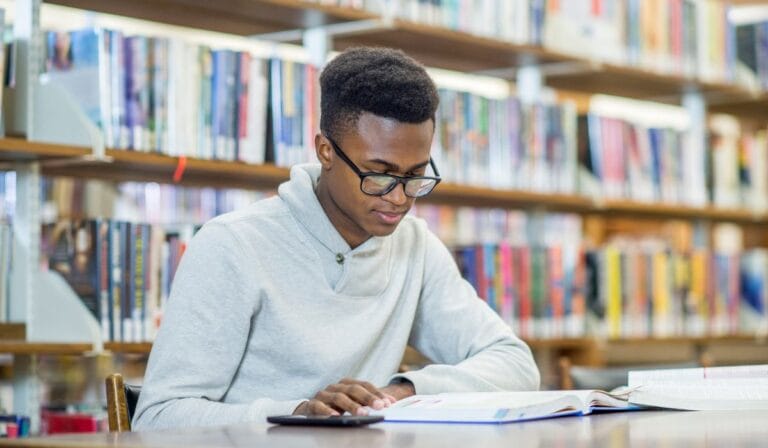 UFMG lança Concurso com 22 vagas para Níveis Técnico e Superior e salários de até R$ 4,9 Mil