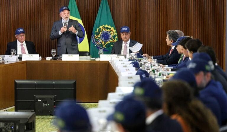 Lula volta a defender a soberania nacional em reunião ministerial, faz críticas direcionadas aos EUA e a Israel, enquanto usa boné nacionalista