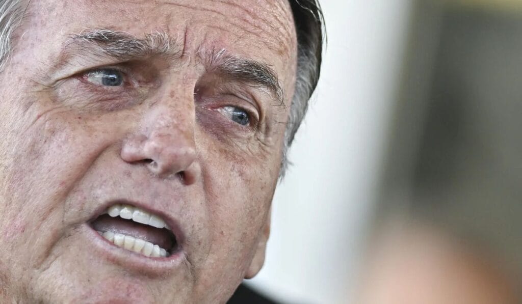 Moraes determina prisão domiciliar do ex-presidente Jair Bolsonaro