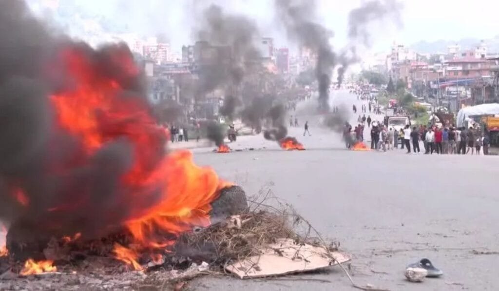 Nepal vive onda de protestos violentos após bloqueio das redes sociais; crise lembra “Primavera Árabe”