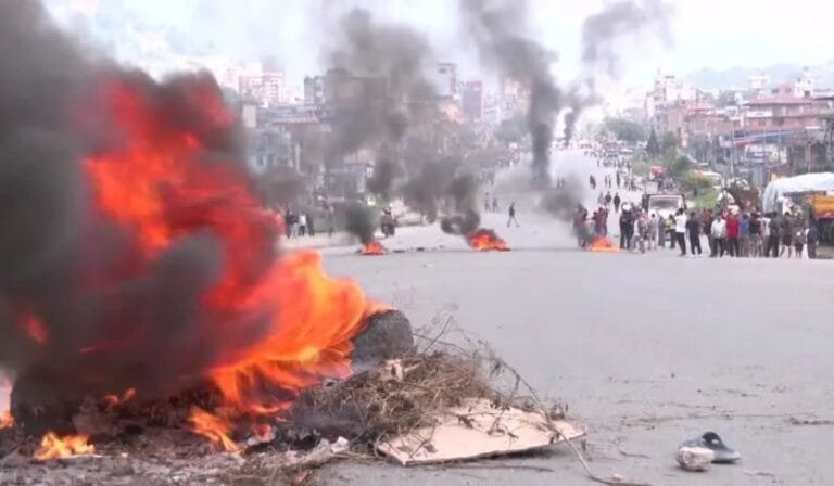 Nepal vive onda de protestos violentos após bloqueio das redes sociais; crise lembra “Primavera Árabe”