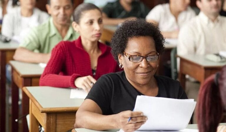 Alfabetização de adultos pode elevar renda em até 16%, aponta estudo