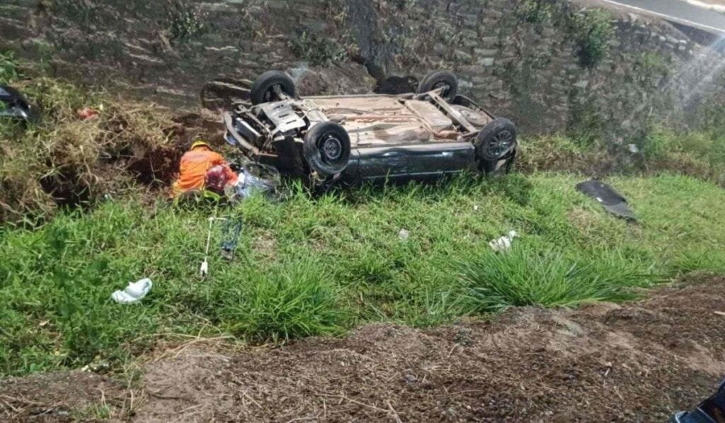 Família fica ferida após capotamento de veículo no Centro de Lagoa Santa