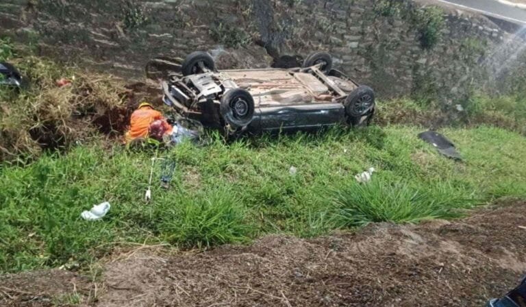 Família fica ferida após capotamento de veículo no Centro de Lagoa Santa