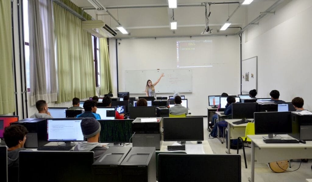 Oportunidade para estudantes: Coltec/UFMG abre inscrições para cursos técnicos gratuitos