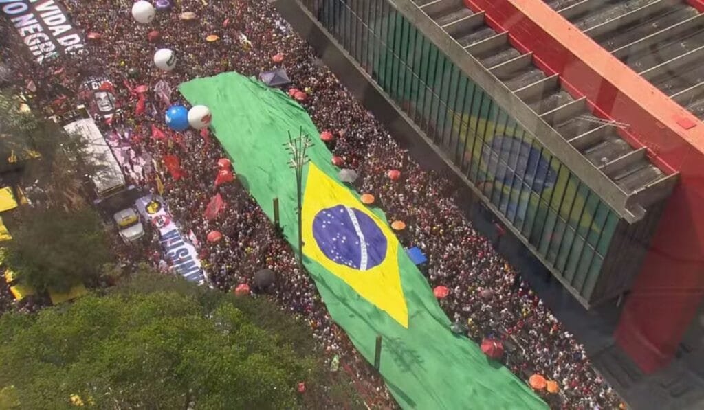 Protestos contra PEC da Blindagem e anistia reacendem debate sobre memória histórica e política no Brasil