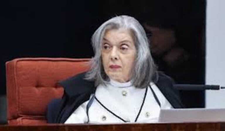 Cármen Lúcia consolida maioria no STF pela condenação de Jair Bolsonaro