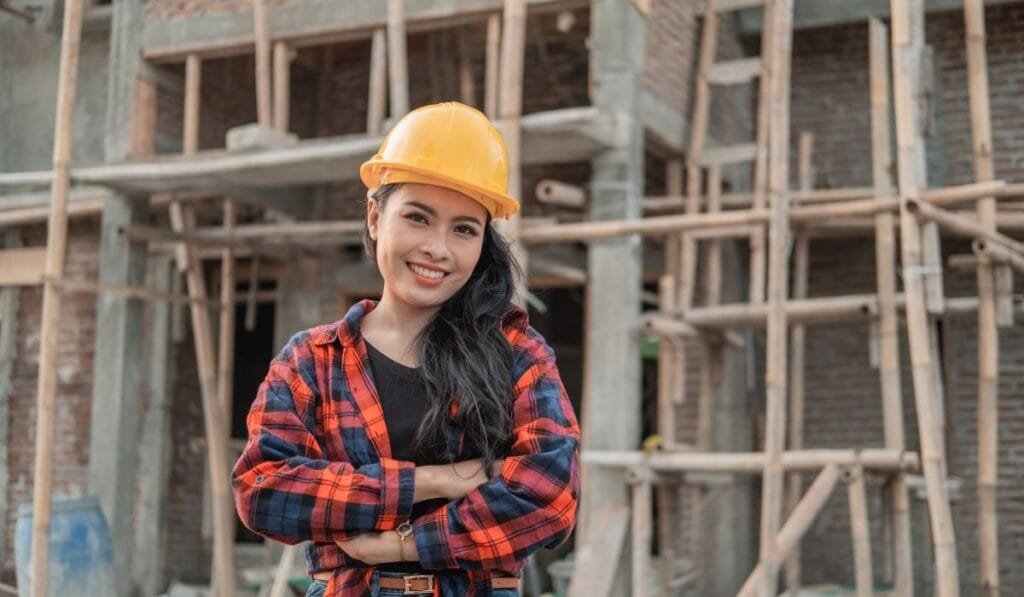 Homens deixam construção civil: setor busca mulheres e jovens