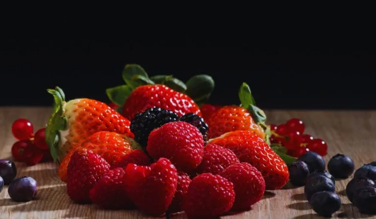 Frutas vermelhas: os benefícios que transformam o comportamento alimentar
