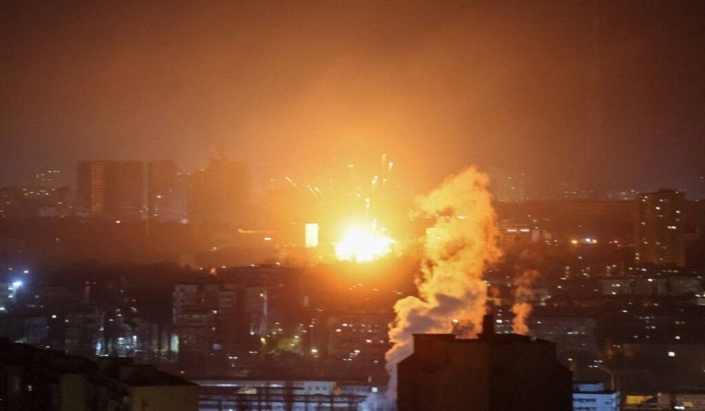 Ataque ucraniano paralisa porto russo e derruba 2% da oferta global de petróleo