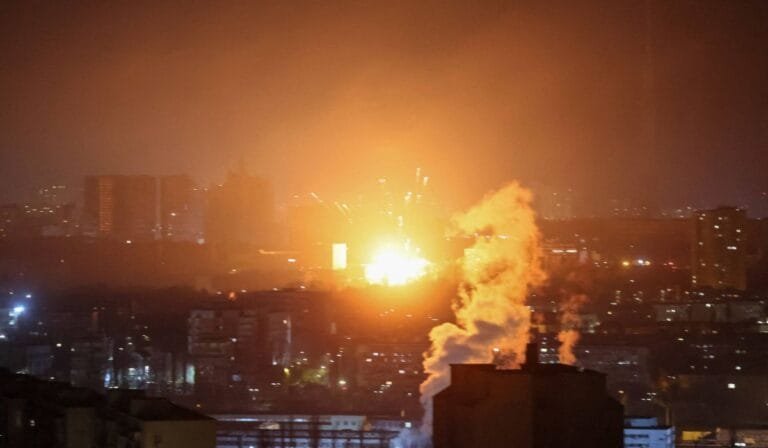 Ataque ucraniano paralisa porto russo e derruba 2% da oferta global de petróleo