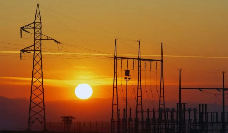 Conta de luz dá trégua e dezembro terá bandeira amarela com tarifa reduzida
