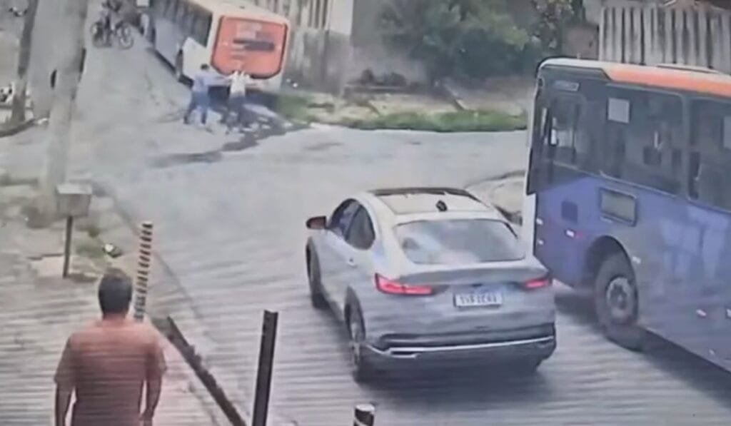 Motorista de ônibus tenta matar guarda municipal a facadas na Grande BH