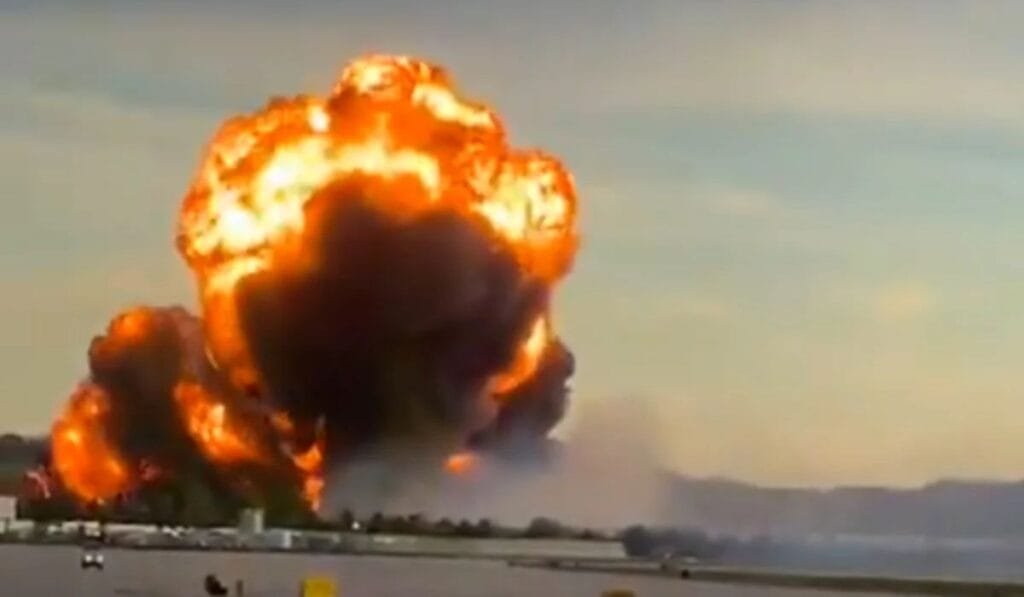 Tragédia nos EUA: avião da UPS cai e explode próximo a aeroporto no Kentucky; há mortos e feridos