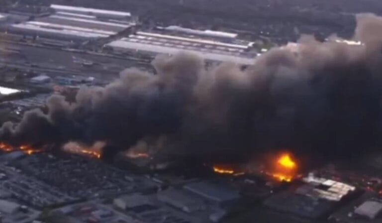 Tragédia nos EUA: avião da UPS cai e explode próximo a aeroporto no Kentucky; há mortos e feridos