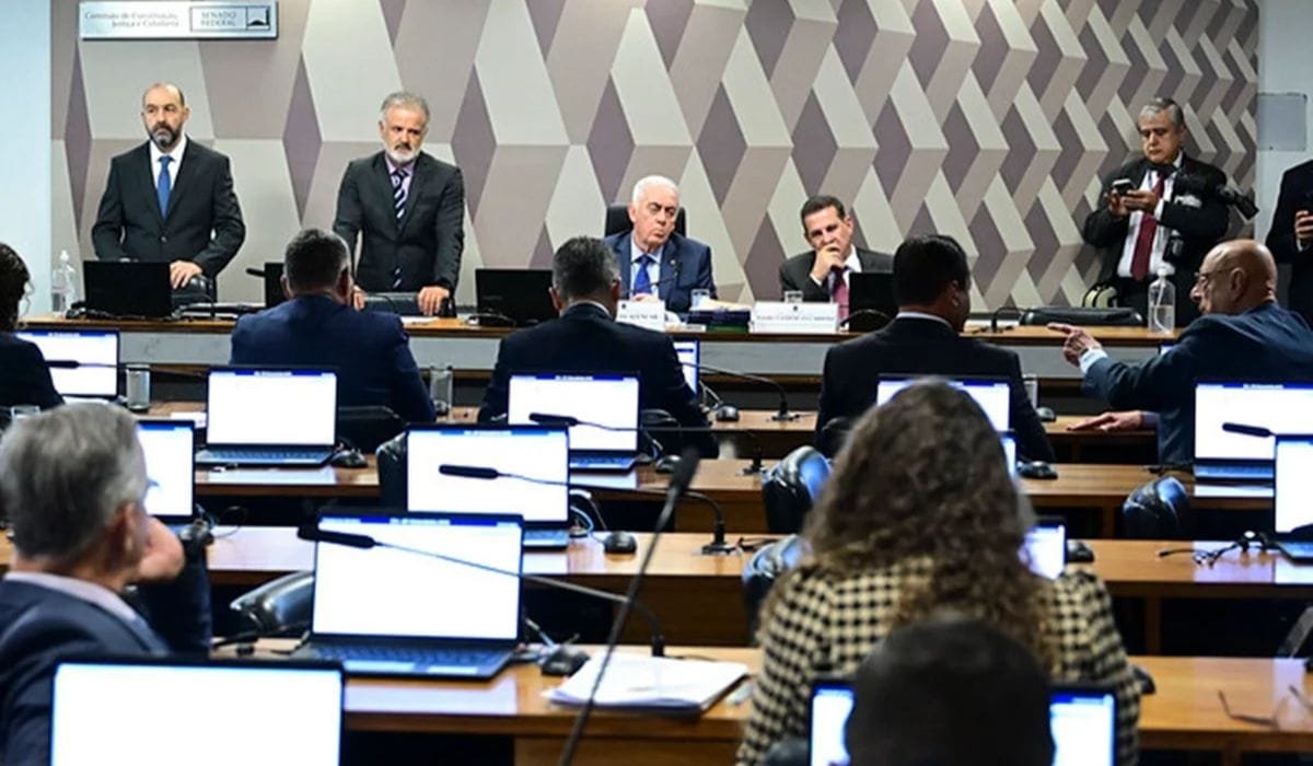 Entenda a aprovação da CCJ sobre o fim da escala 6x1 e a transição para 36 horas. Veja os impactos legais, regras de adaptação e os próximos passos da PEC.