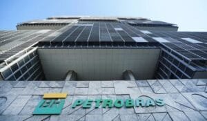 Petroleiros iniciam greve nacional por tempo indeterminado em unidades da Petrobras