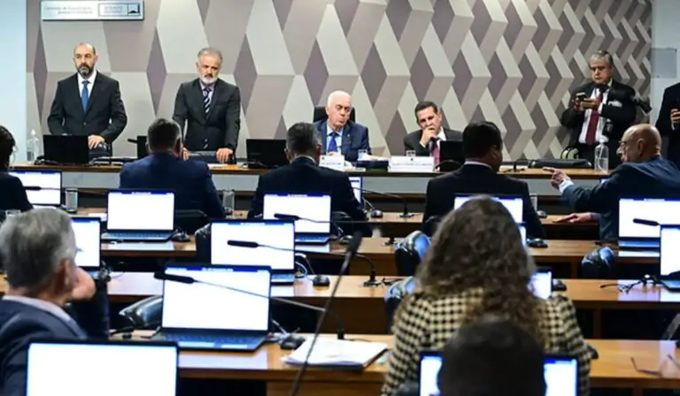 Entenda a aprovação da CCJ sobre o fim da escala 6x1 e a transição para 36 horas. Veja os impactos legais, regras de adaptação e os próximos passos da PEC.